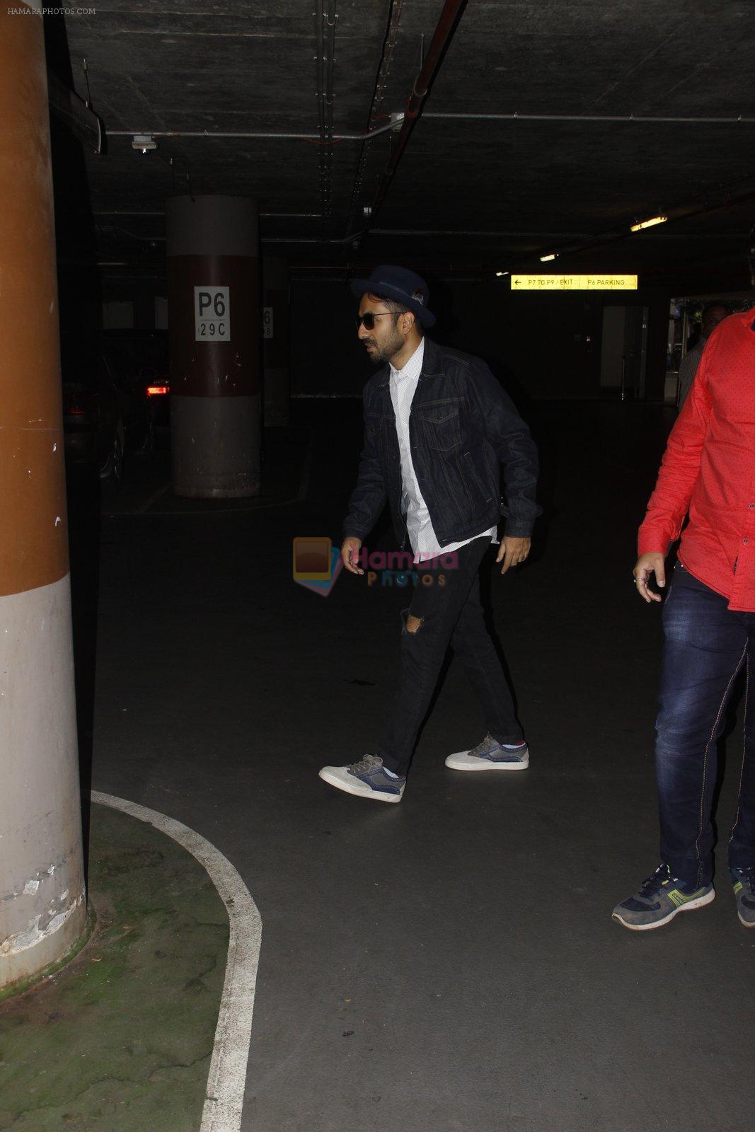 Vir Das snapped at airport on 12th Oct 2016