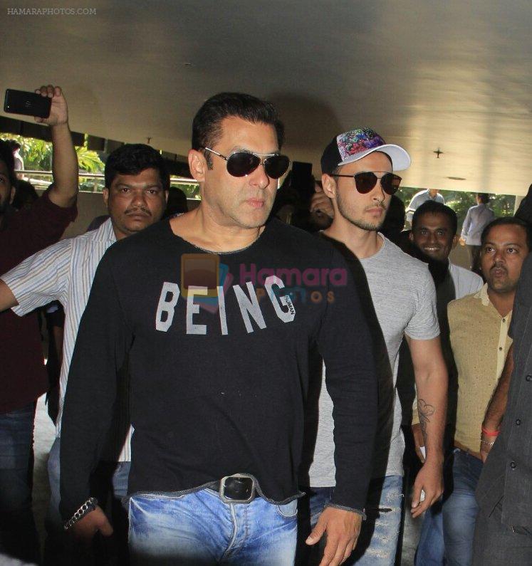 Salman Khan snapped at airport on 13th Oct 2016