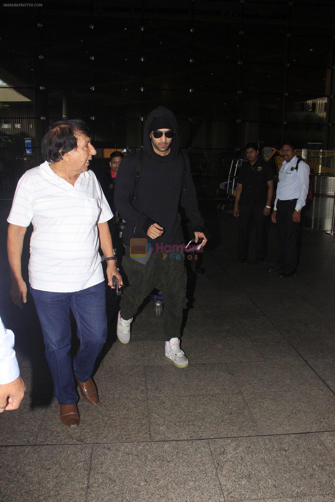 Ranbir Kapoor snapped at airport on 14th Oct 2016