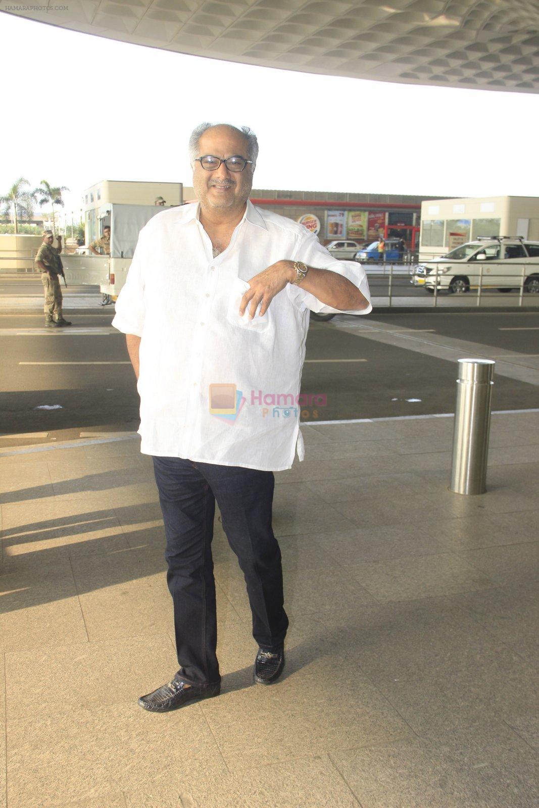 Boney Kapoor snapped at airport on 14th Oct 2016