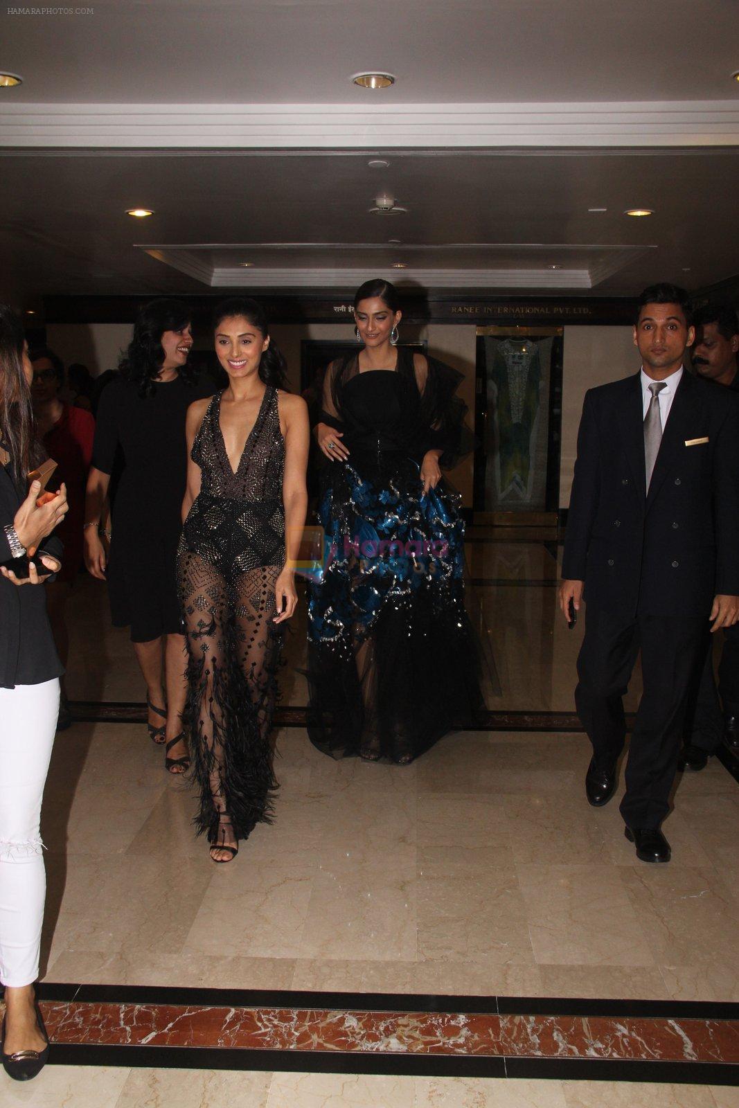 Sonam Kapoor snapped at lobby of Trident for ET Panache trend setters awards on 14th Oct 2016