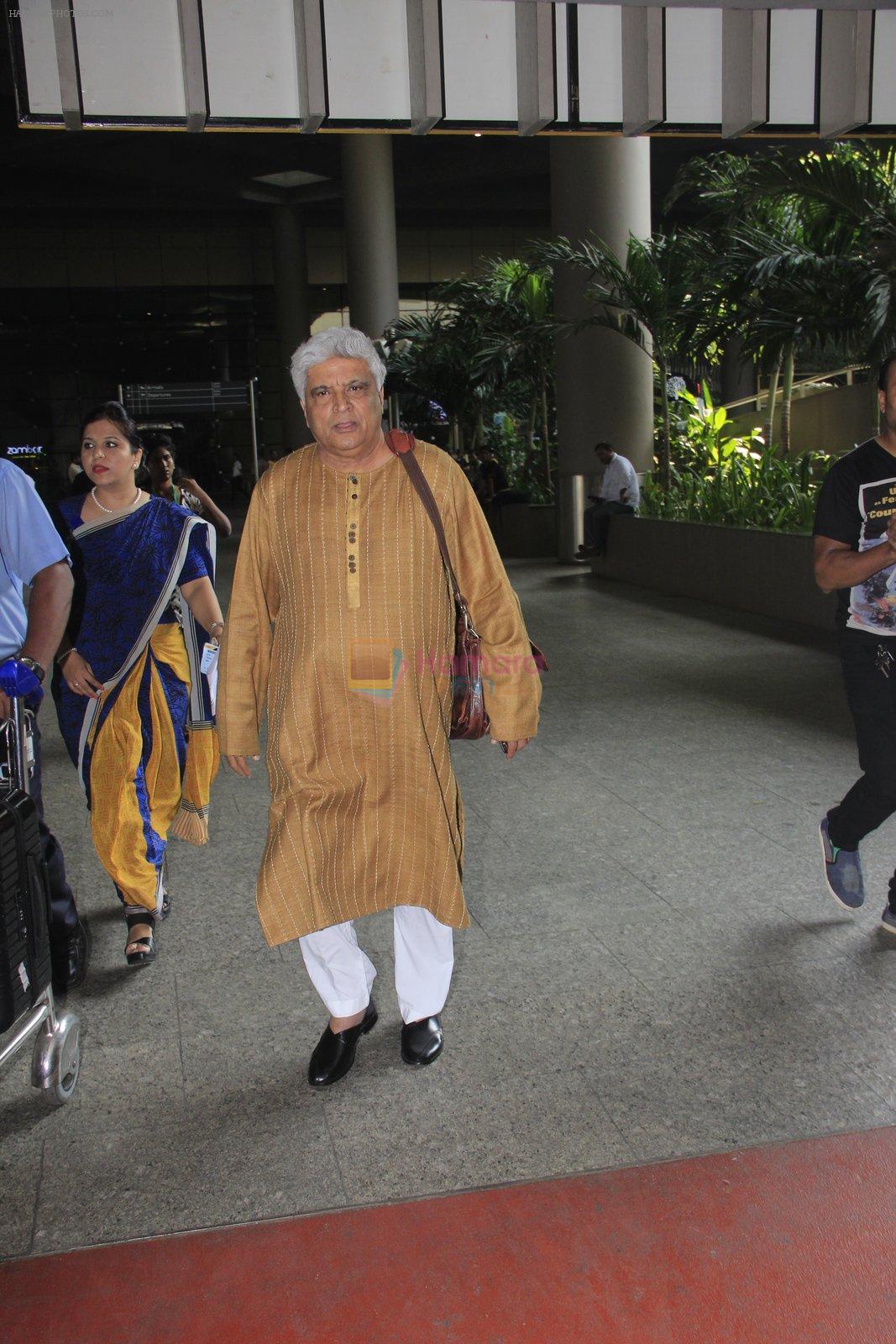 Javed Akhtar snapped at airport on 14th Oct 2016