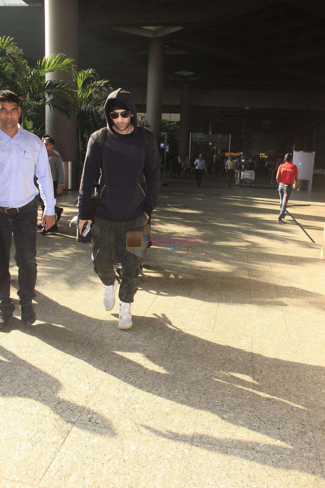 Ranbir Kapoor snapped at airport on 14th Oct 2016