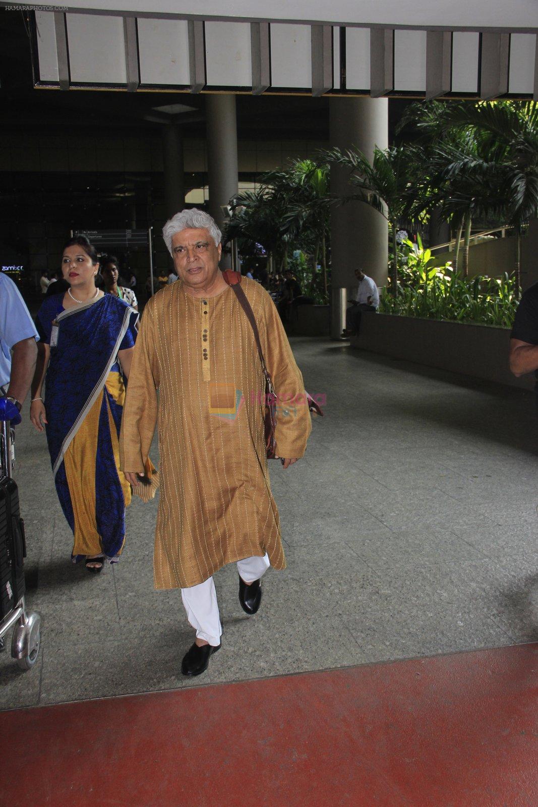 Javed Akhtar snapped at airport on 14th Oct 2016