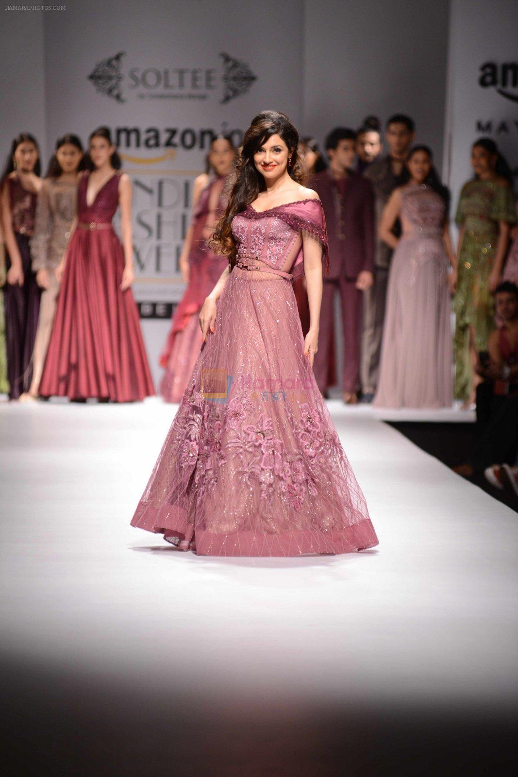 Divya Khosla Kumar walks for soltee by sulakshna monga on 16th Oct 2016