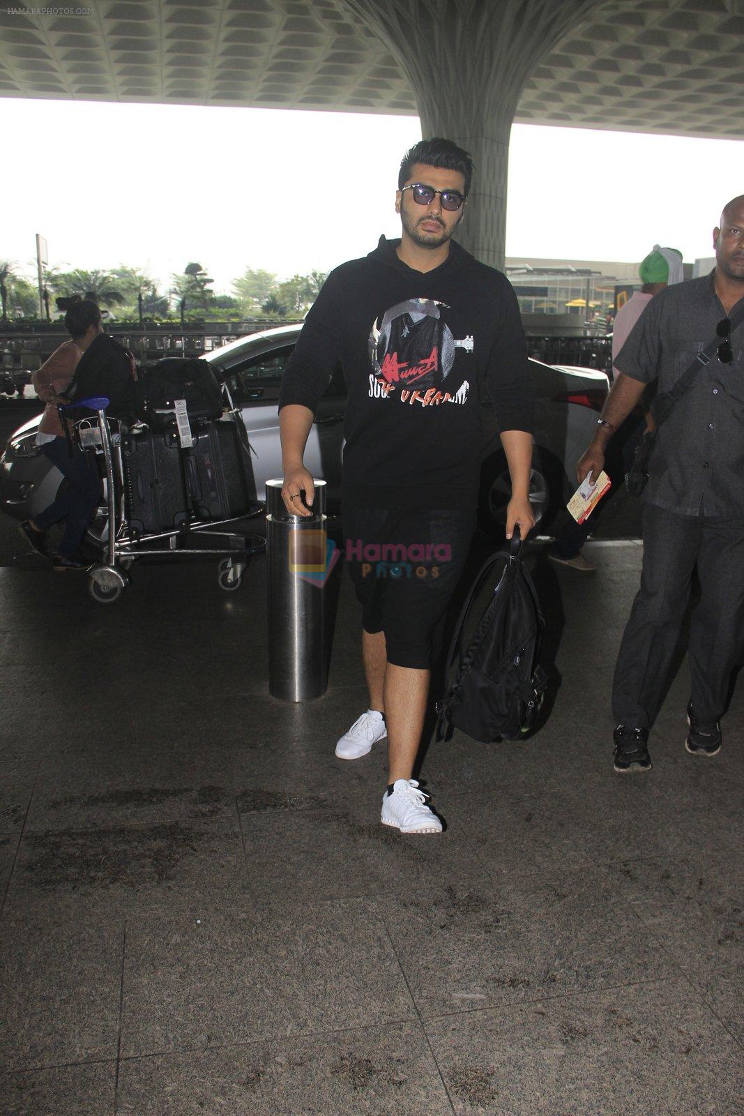 Arjun Kapoor snapped at airport on 16th Oct 2016