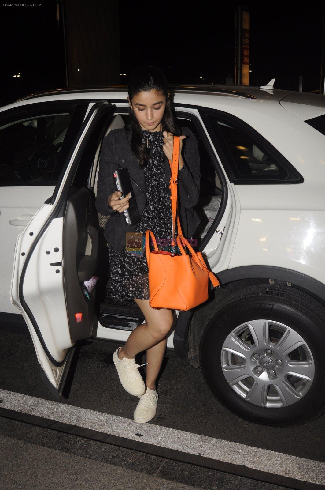 Alia Bhatt snapped at Airport on 18th Oct 2016