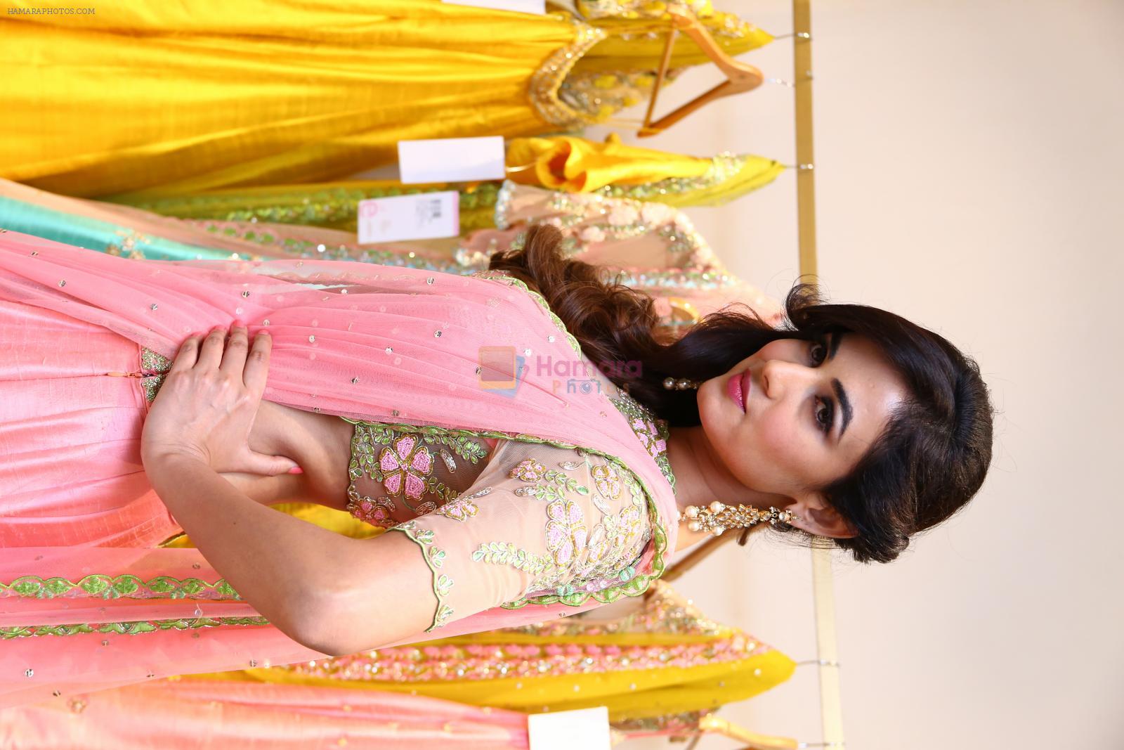 Sonal Chauhan at Lakme Fashion Week at Elahe and Heroines on 18th Oct 2016