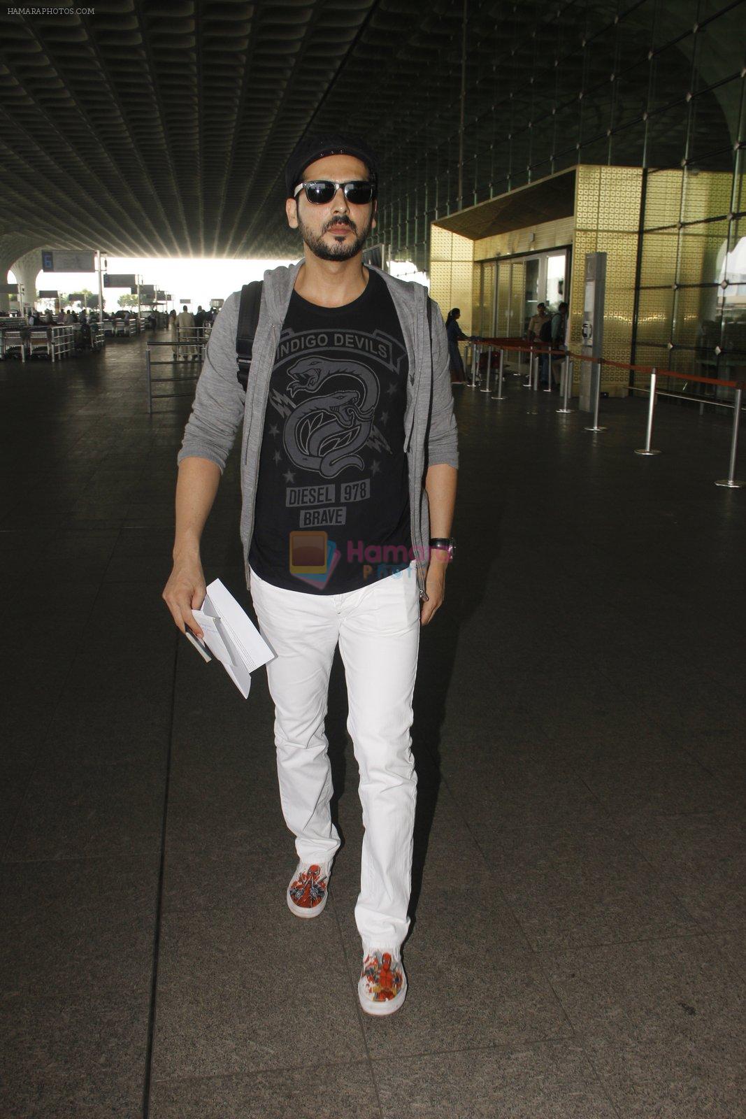 Zayed Khan snapped at airport on 19th Oct 2016