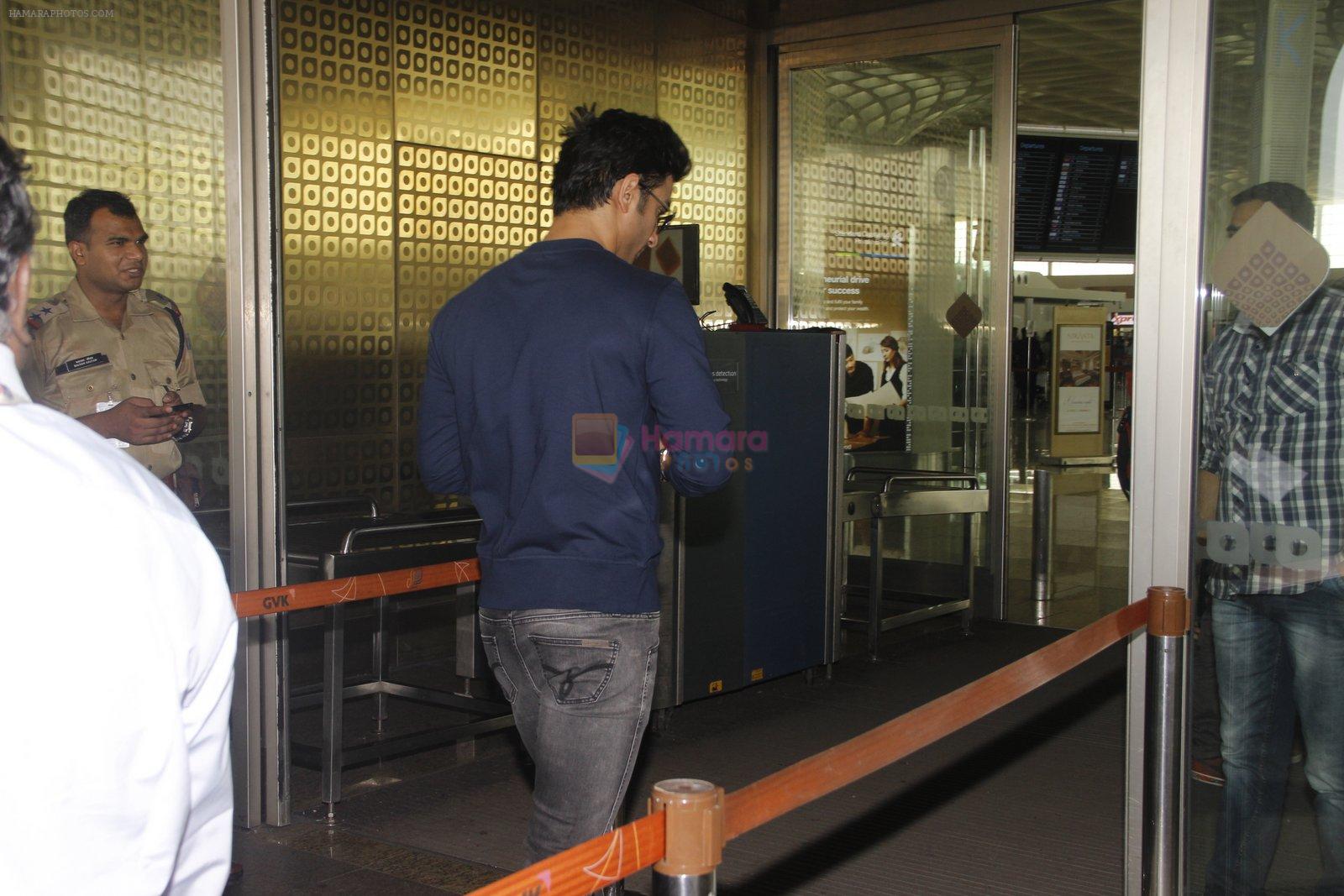 Sushant Singh Rajput snapped at airport on 21st Oct 2016