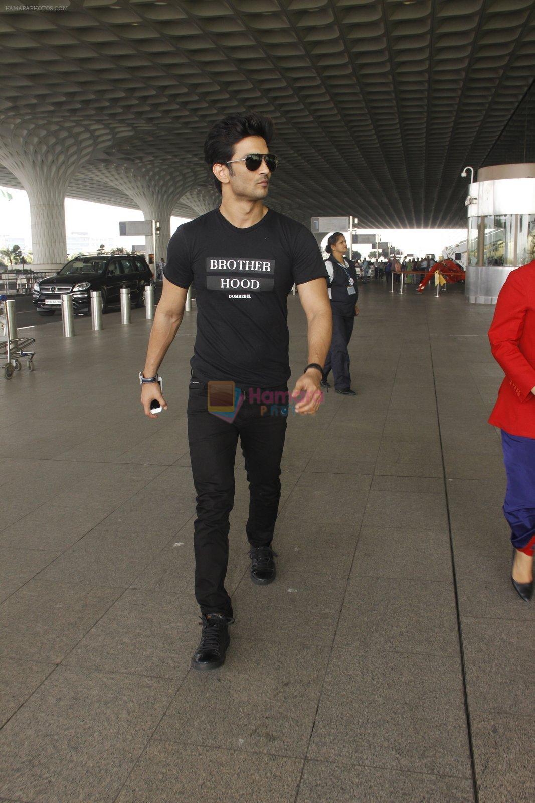 Sushant Singh Rajput snapped at airport on 22nd Oct 2016