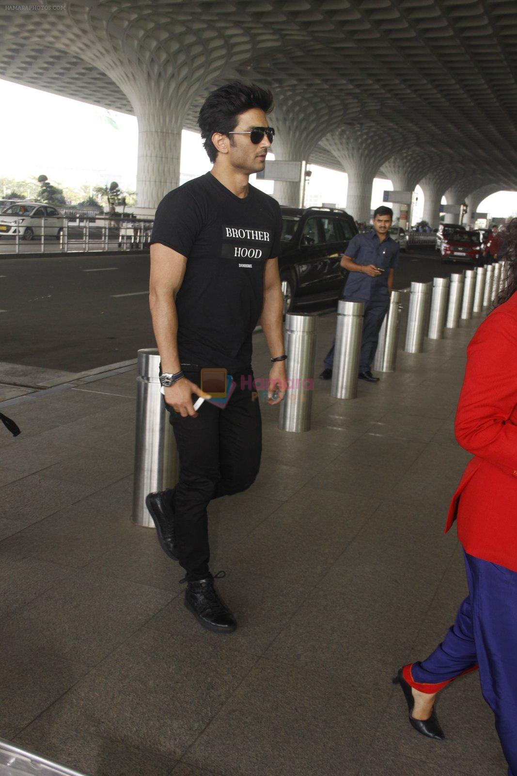 Sushant Singh Rajput snapped at airport on 22nd Oct 2016