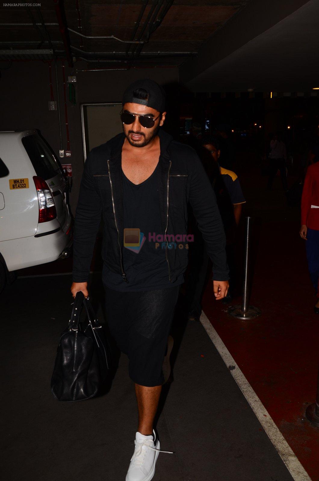 Arjun Kapoor snapped at airport on 23rd Oct 2016