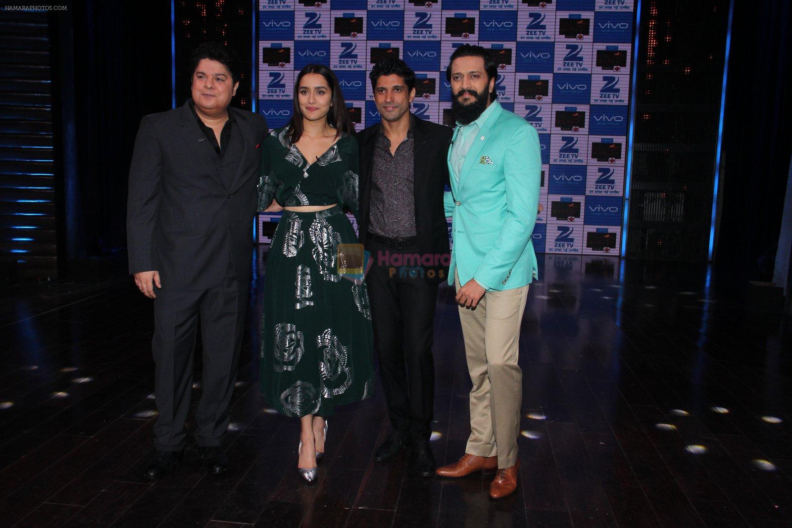 Shraddha Kapoor and Farhan Akhtar, Sajid Khan, Riteish Deshmukh promote Rock On 2 on the sets of Yaaron Ki Baraat Show on Zee Tv on 23rd Oct 2016