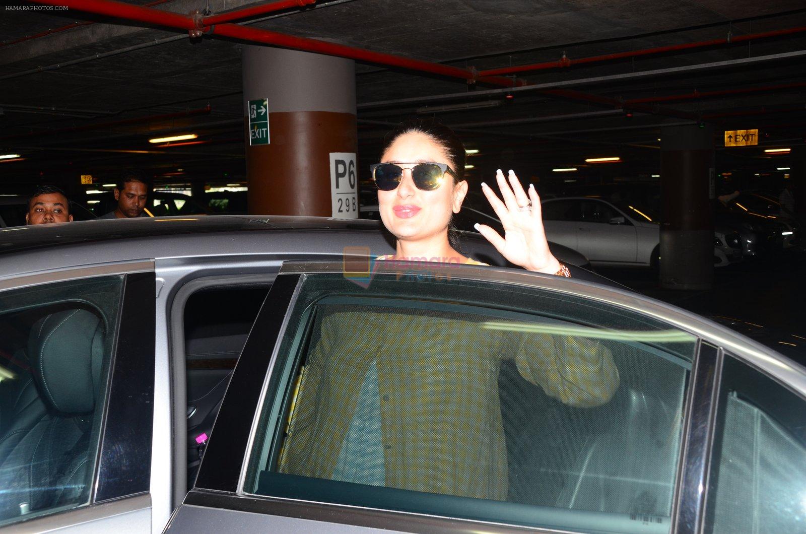 Kareena Kapoor snapped at airport on 23rd Oct 2016