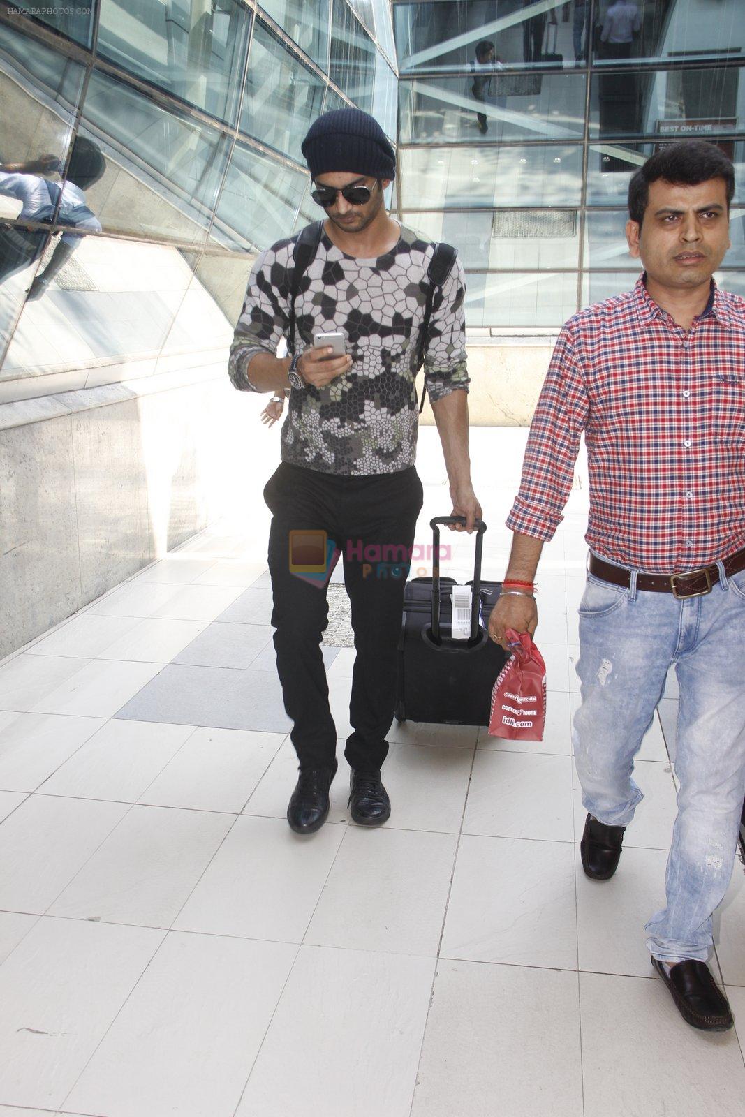 Sushant Singh Rajput snapped at airport on 24th Oct 2016