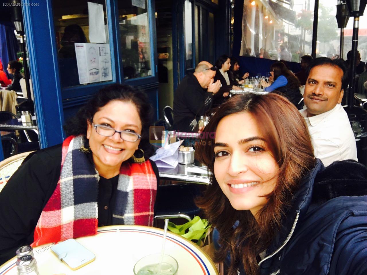 Kriti Kharbanda spotted in London while shooting for Atithii in London on 26th Oct 2016