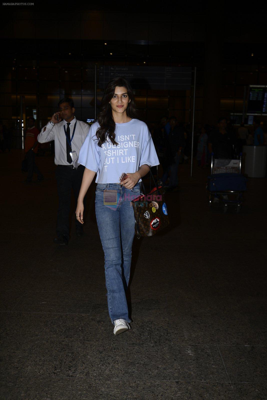 Kriti Sanon snapped at airport on 25th Oct 2016