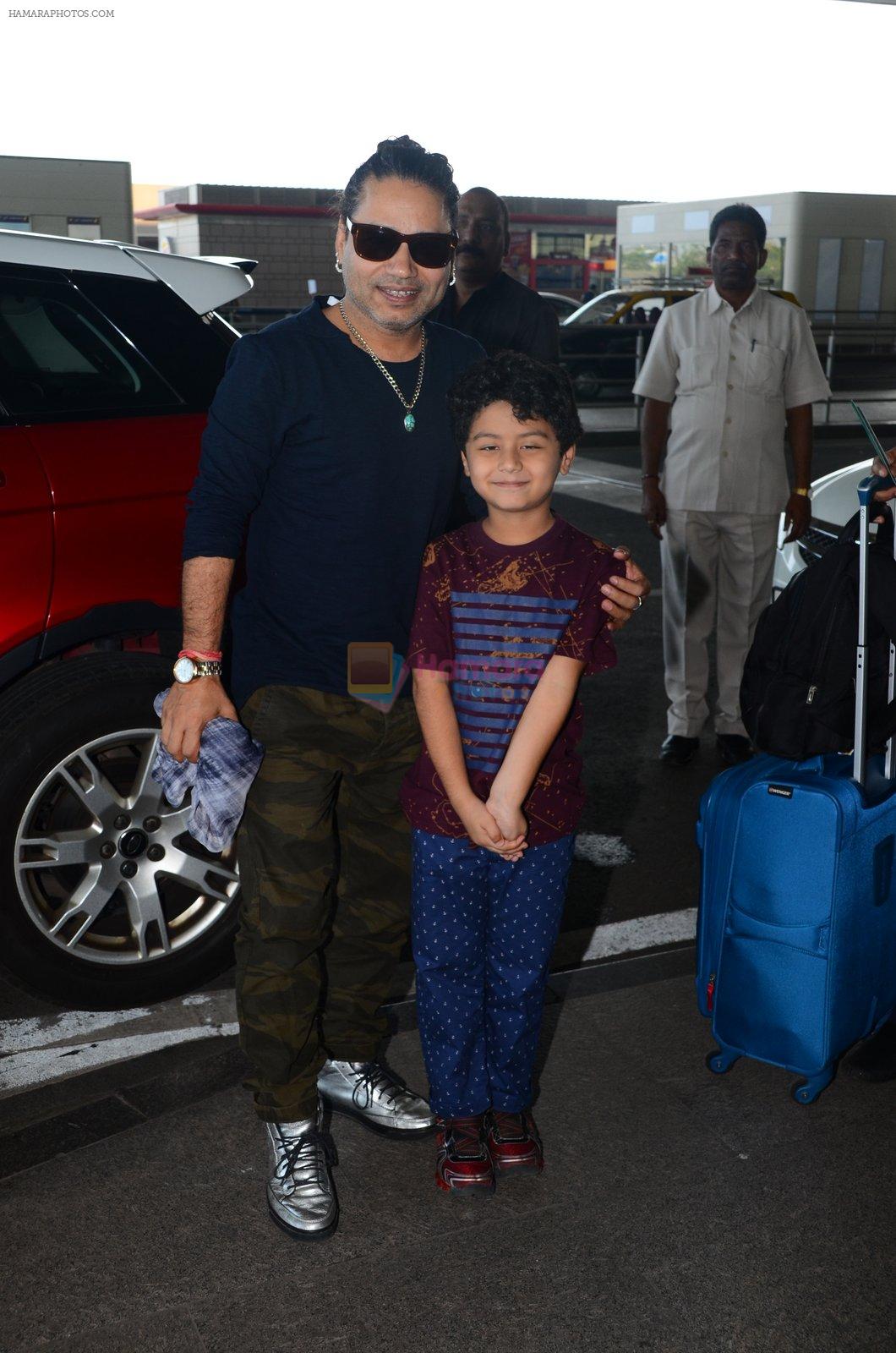 Kailash Kher snapped at airport on 25th Oct 2016