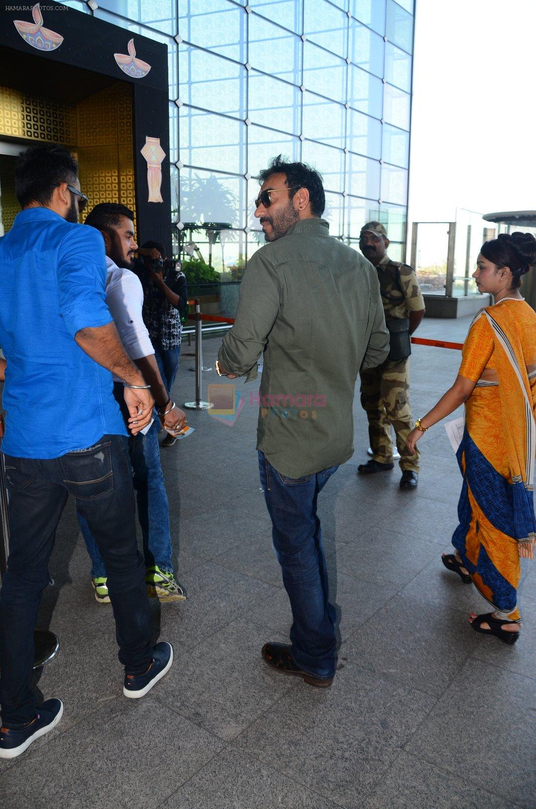 Ajay Devgan snapped at airport on 25th Oct 2016
