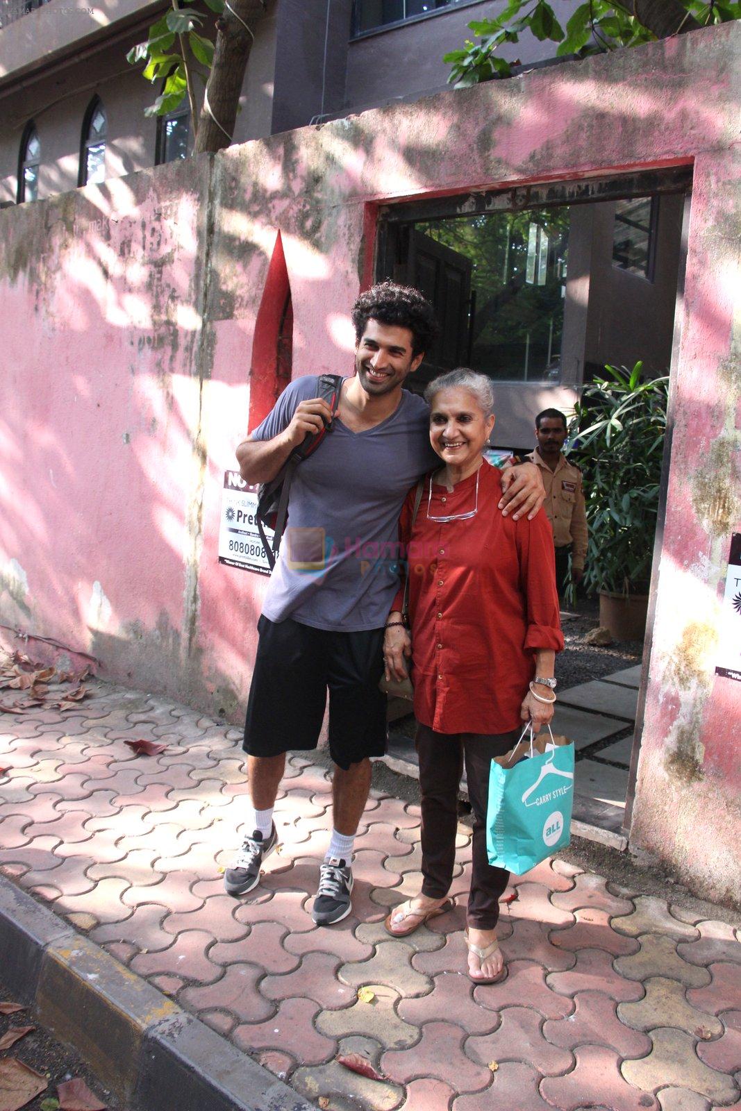 Aditya Roy Kapoor snapped with mom on 25th Oct 2016