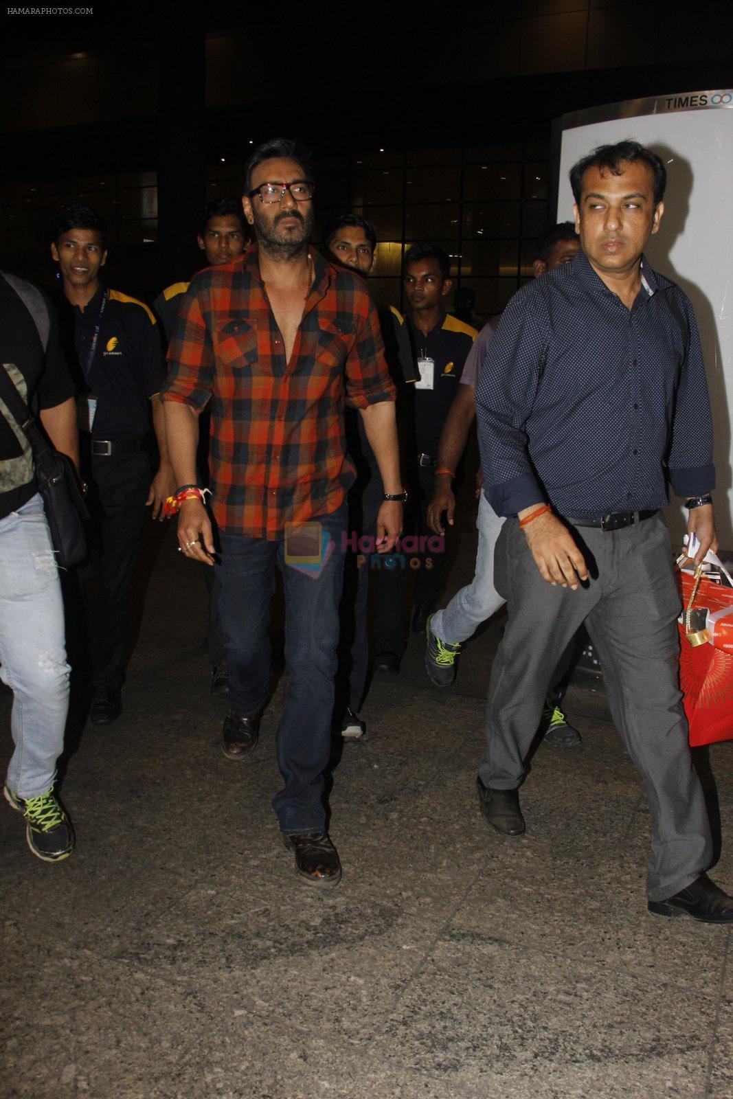 Ajay Devgan snapped at airport on 27th Oct 2016