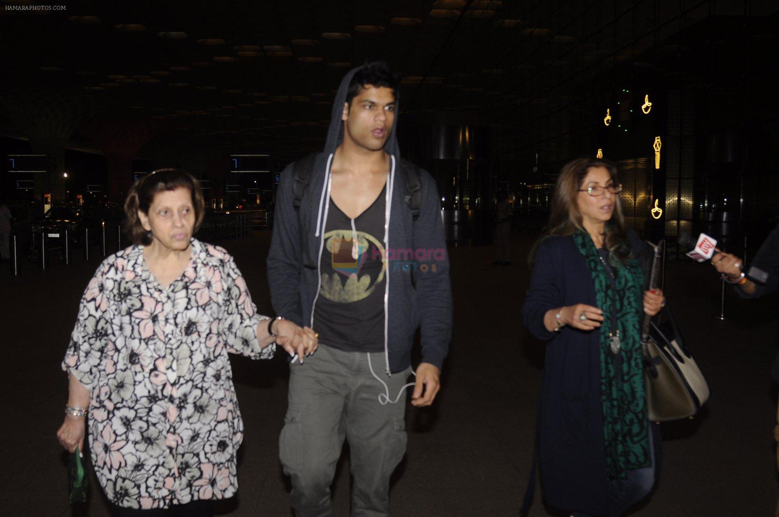 Dimple Kapadia leaves with family for holidays on 26th Oct 2016