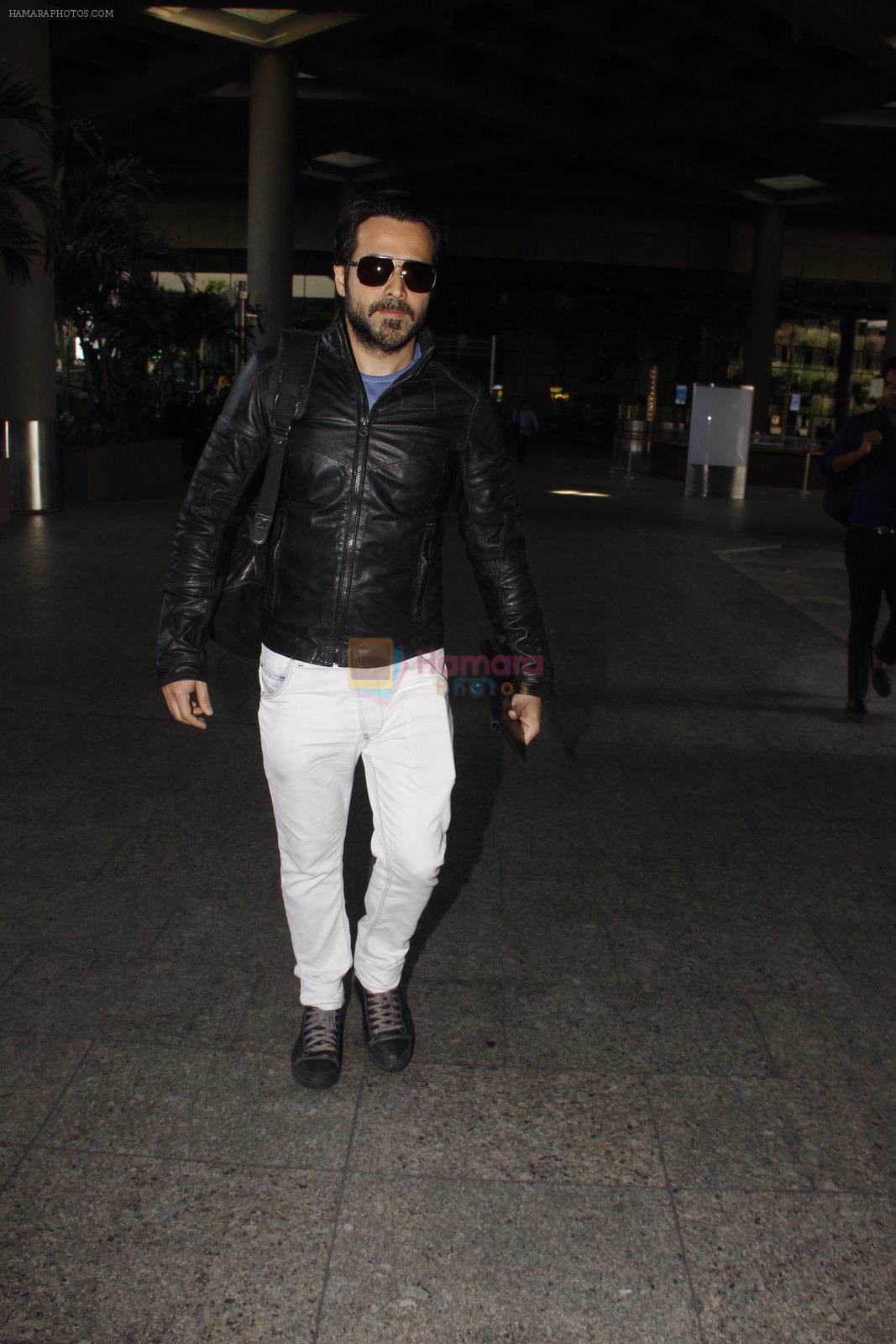 Emraan Hashmi snapped at airport on 26th Oct 2016