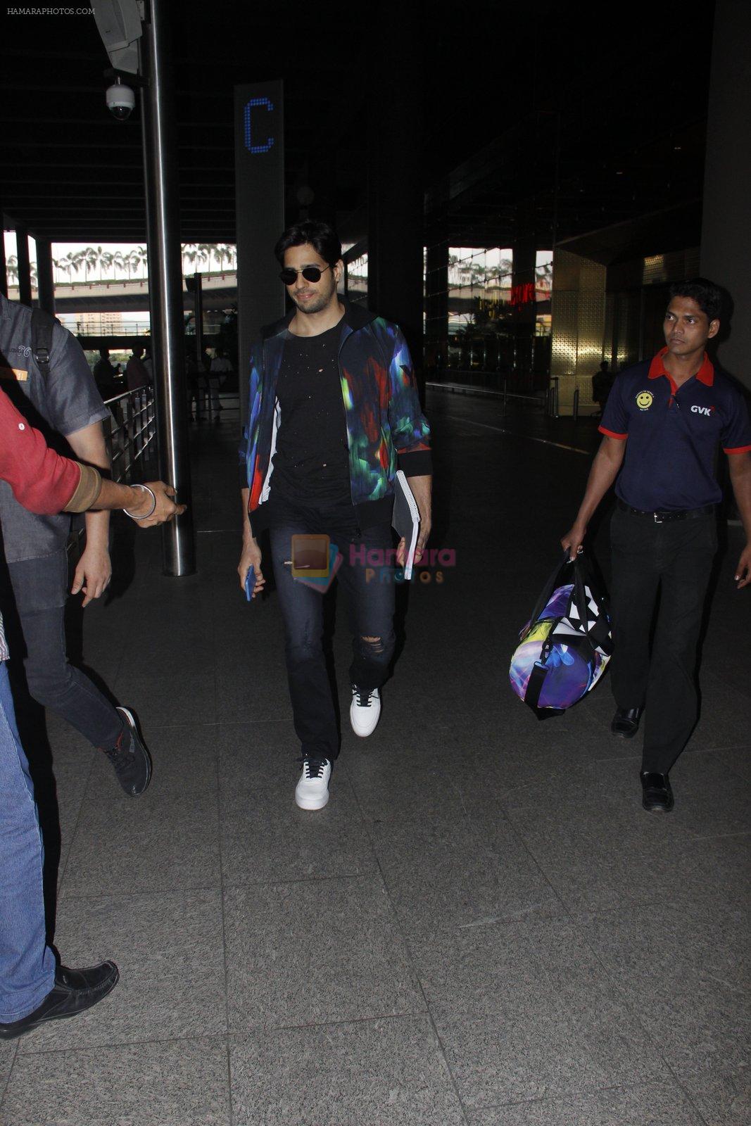Sidharth Malhotra snapped at airport on 28th Oct 2016