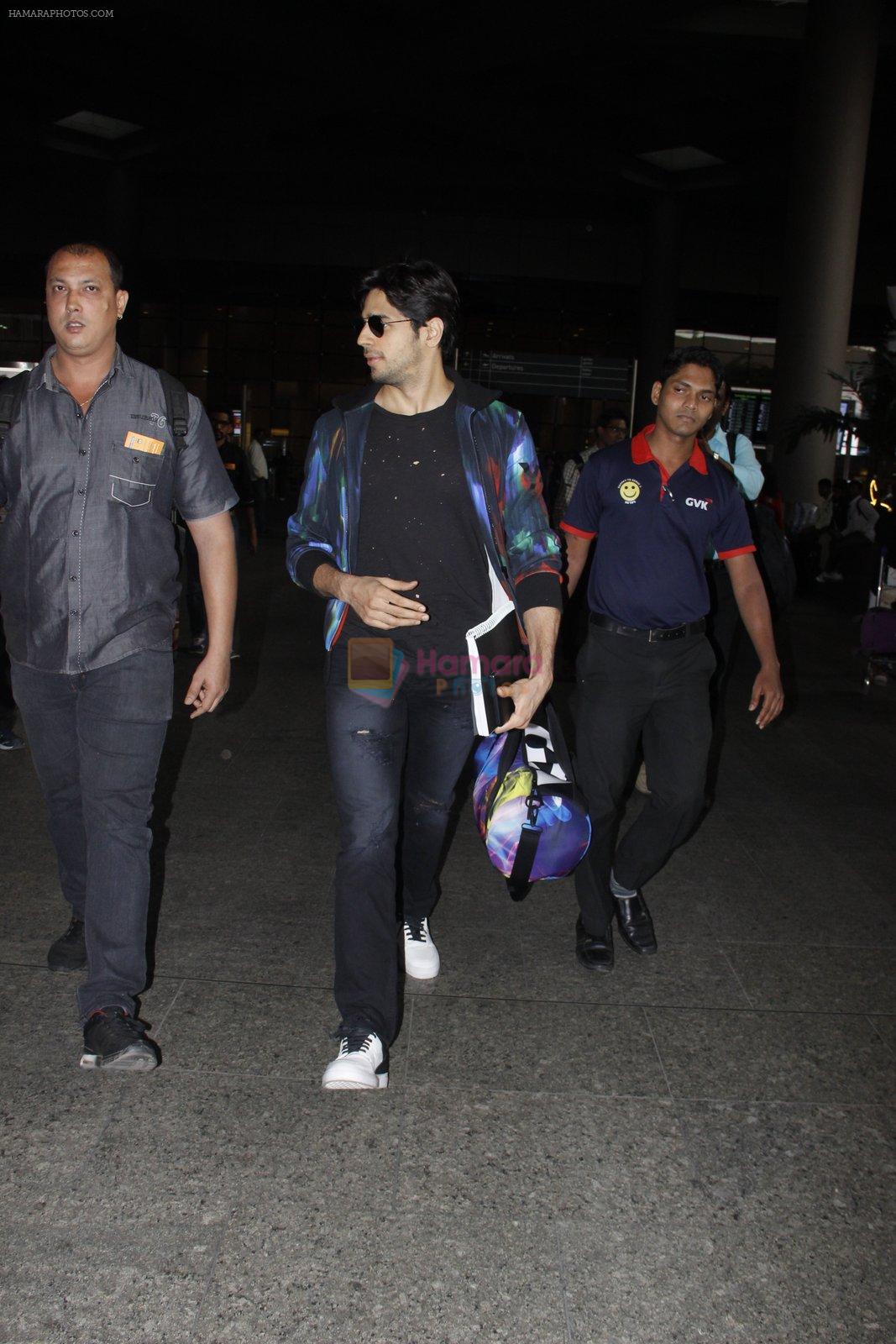 Sidharth Malhotra snapped at airport on 28th Oct 2016