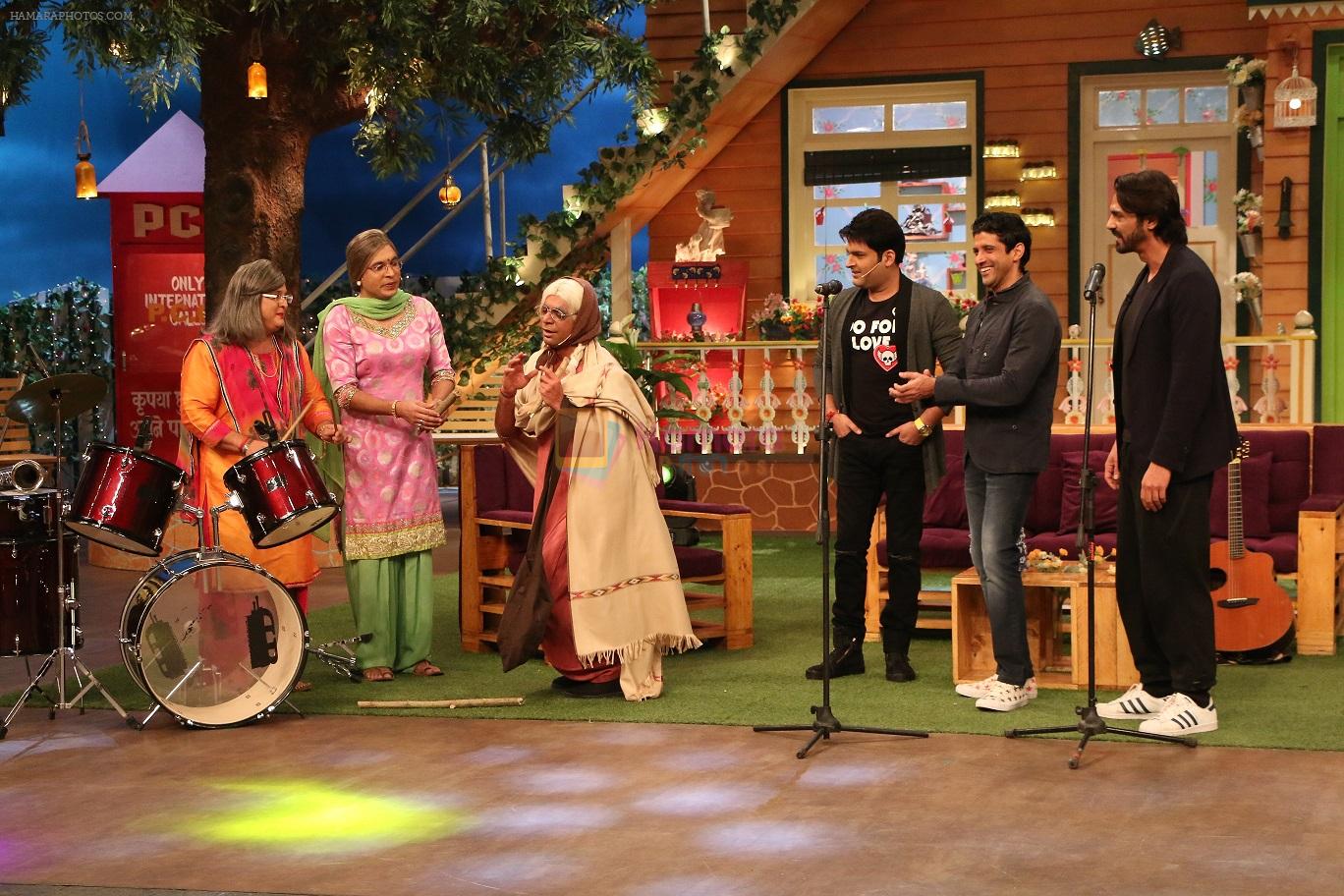 Farhan Akhtar, Arjun Rampal promote Rock On 2 on the sets of The Kapil Sharma Show on 31st Oct 2016