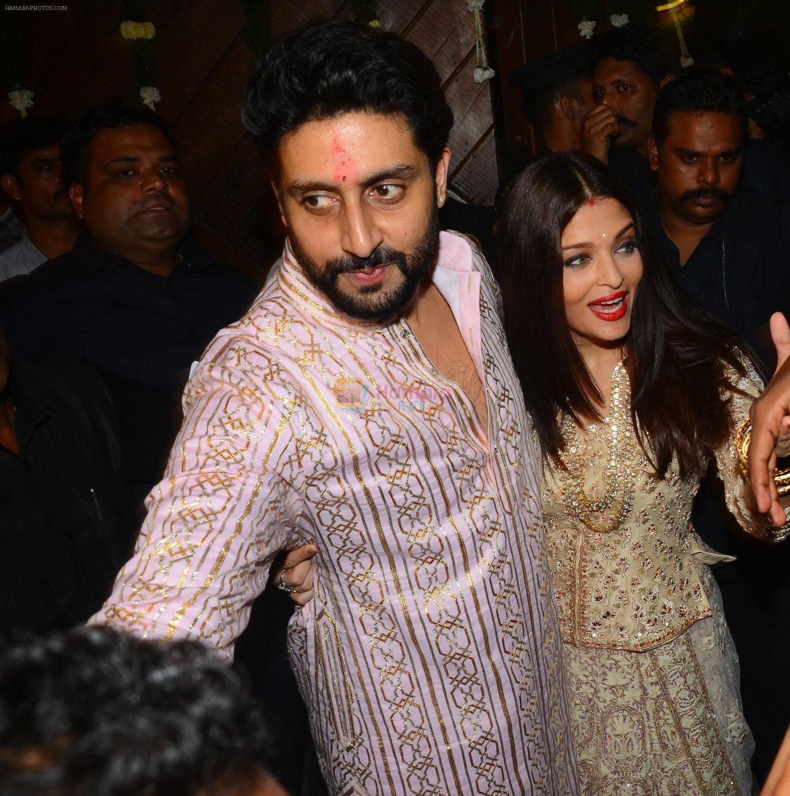 Aishwarya Rai Bachchan, Abhishek Bachchan at BIG B's Diwali bash on 31st Oct 2016