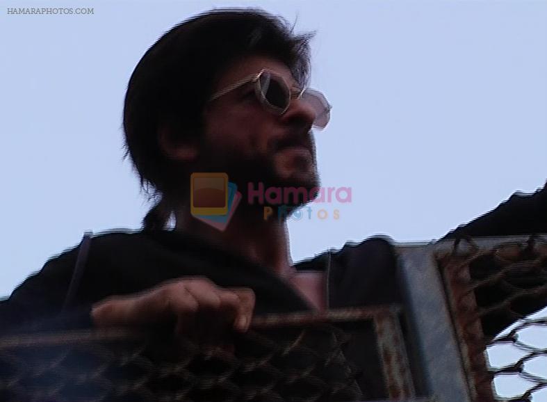Shahrukh Khan snapped at mannat on 2nd Oct 2016