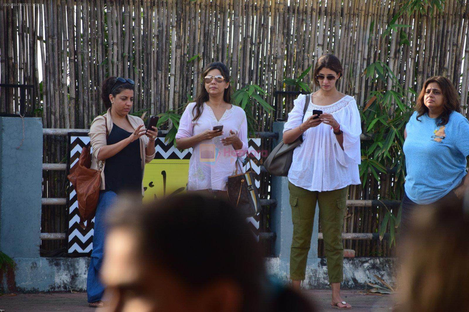 Gauri Khan, Shweta Nanda, Zoya Akhtar at SRK Alibaug bash on 2nd Nov 2016