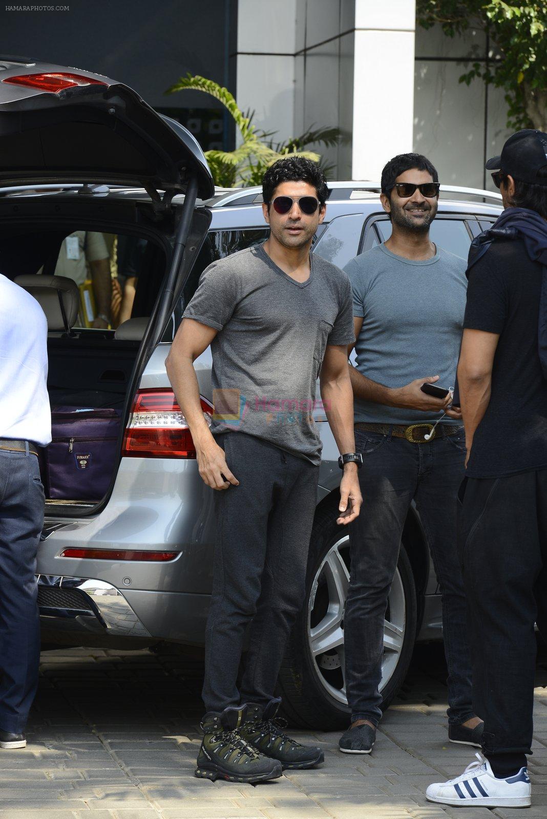 Farhan Akhtar snapped with Rock On 2 Team on 2nd Nov 2016