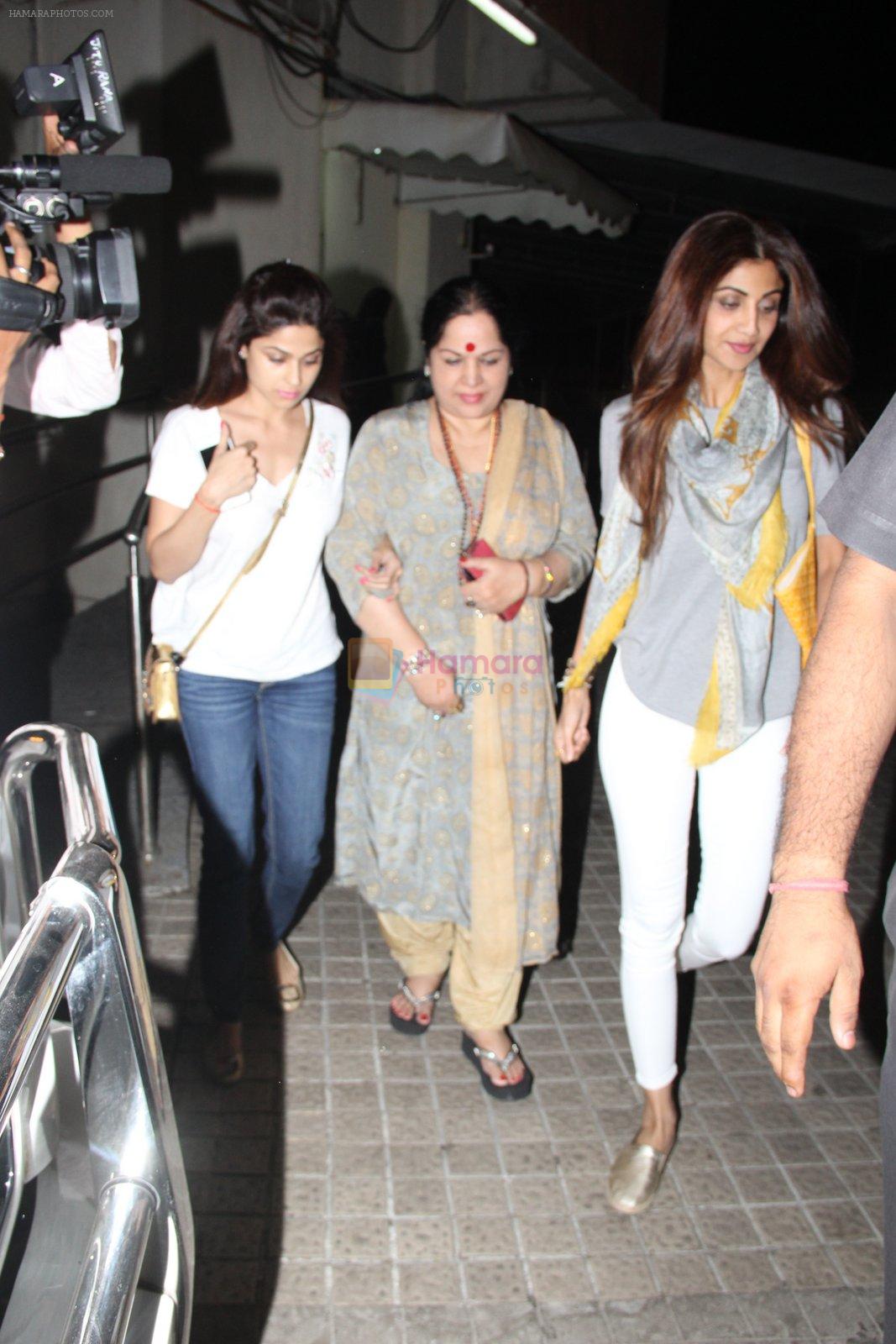 Shilpa Shetty snapped with family on 2nd Nov 2016