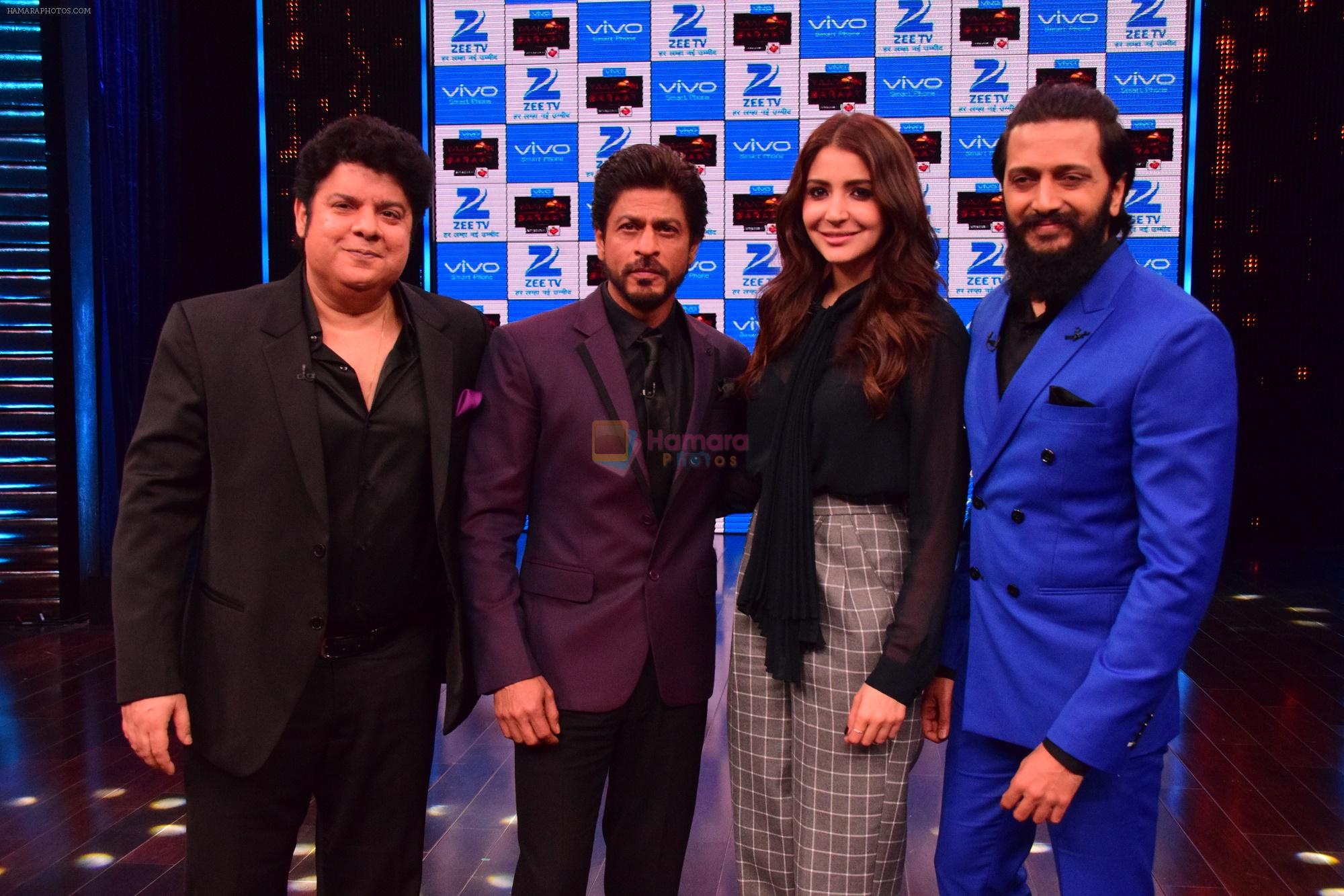 Shah Rukh Khan and Anushka Sharma with hosts Sajid and Riteish