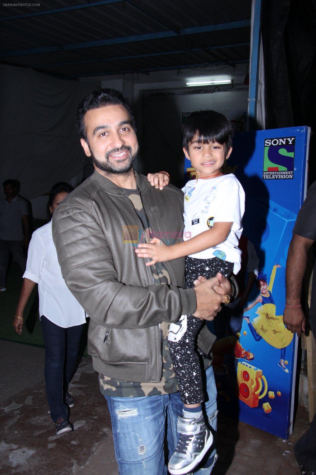 Raj Kundra snapped with son on the sets of Super Dancer on 7th Nov 2016