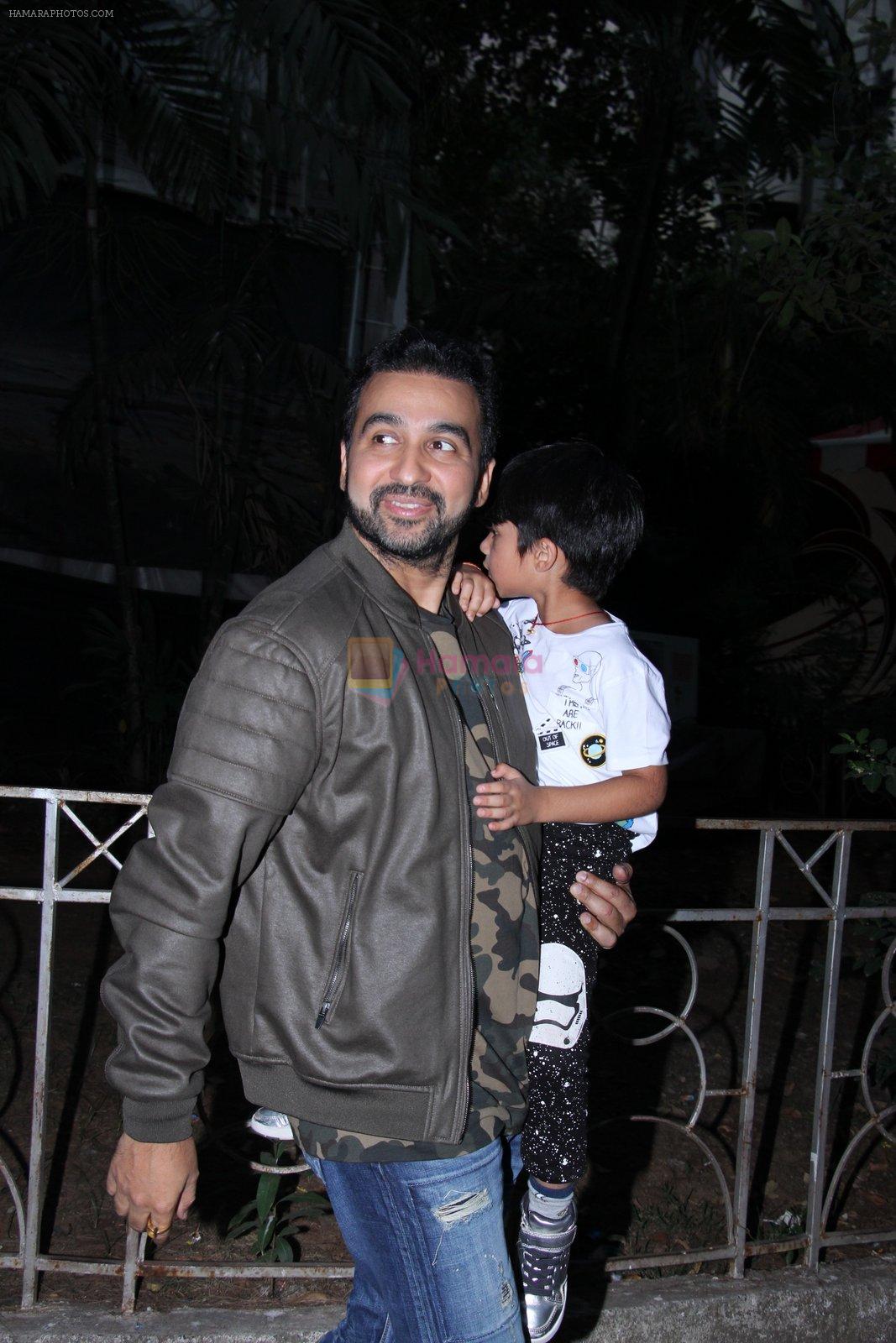Raj Kundra snapped with son on the sets of Super Dancer on 7th Nov 2016
