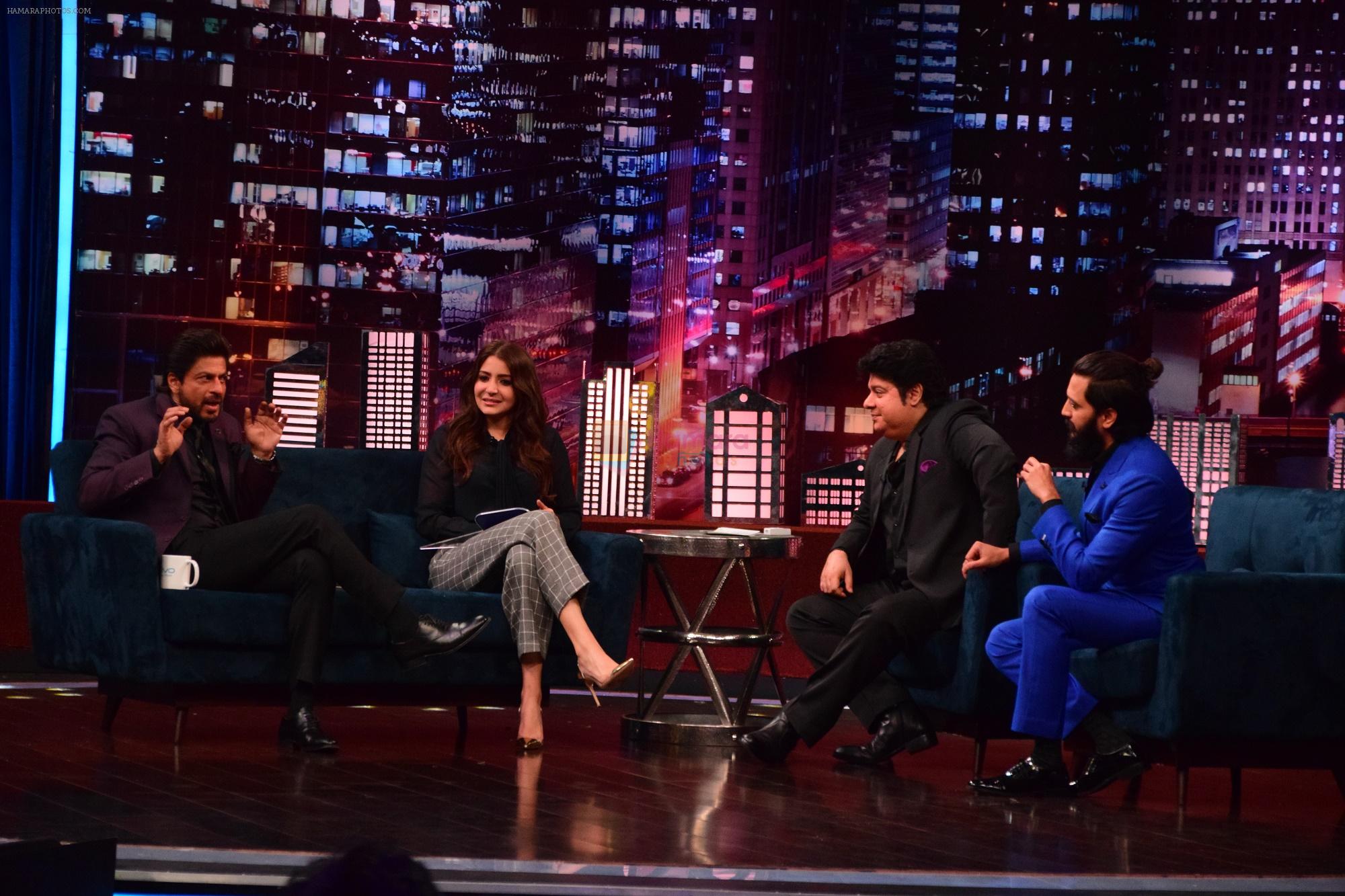 King Khan animatedly sharing an incident with Hosts Sajid and Riteish