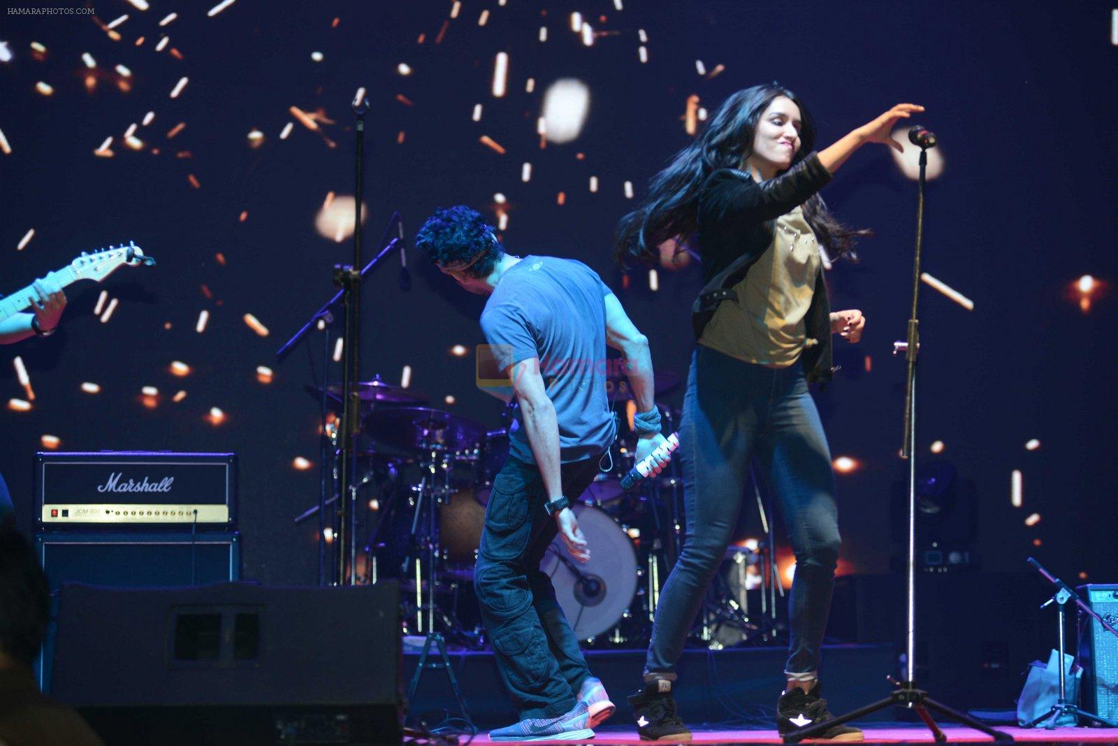 Shraddha Kapoor, Farhan Akhtar at Rock on 2 concert in Delhi on 8th Nov 2016