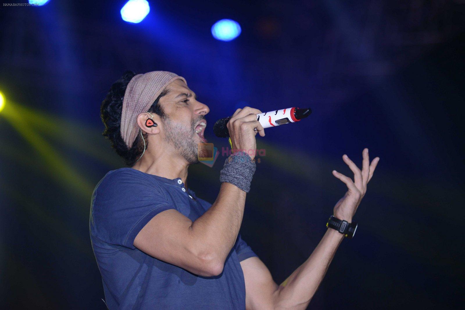 Farhan Akhtar at Rock on 2 concert in Delhi on 8th Nov 2016