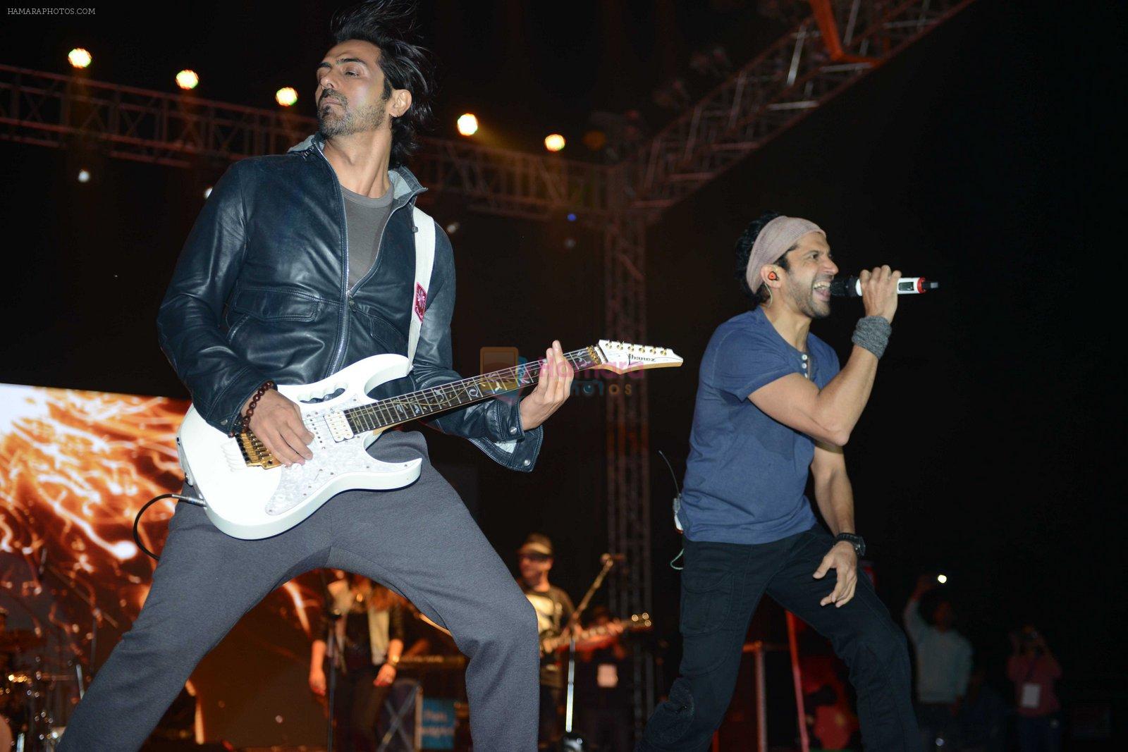 Arjun Rampal, Farhan Akhtar at Rock on 2 concert in Delhi on 8th Nov 2016