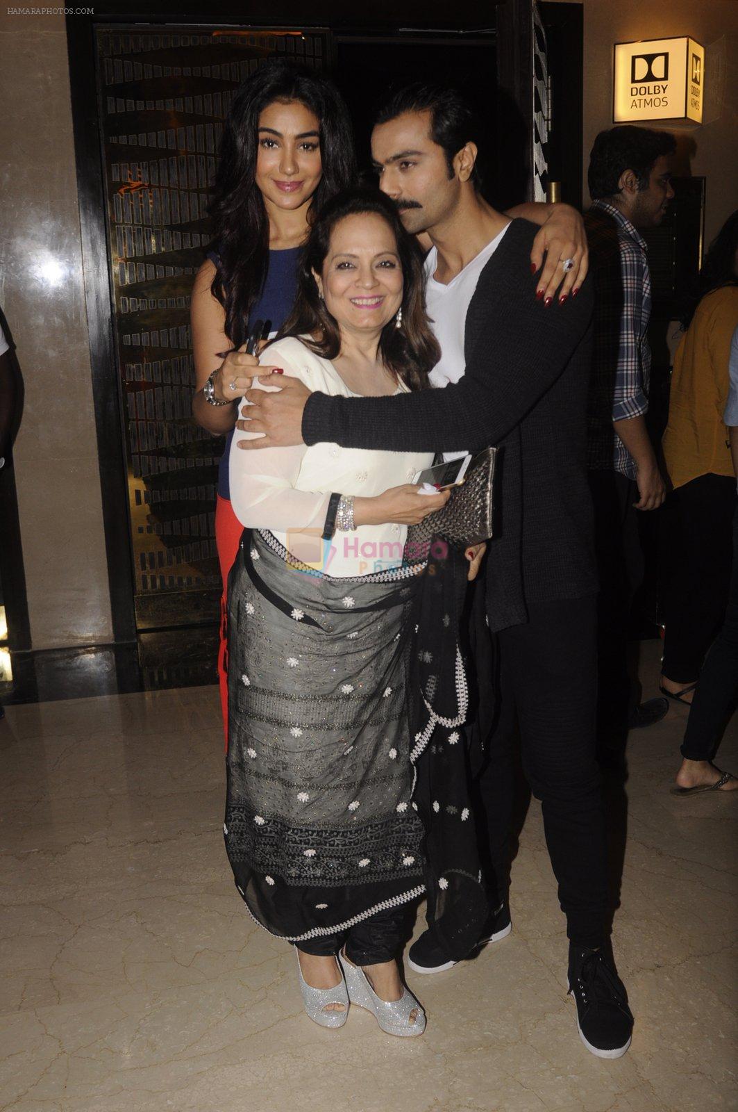 Ashmit Patel snapped with gf and mom at Dongri Ka Raja premiere on 10th Nov 2016