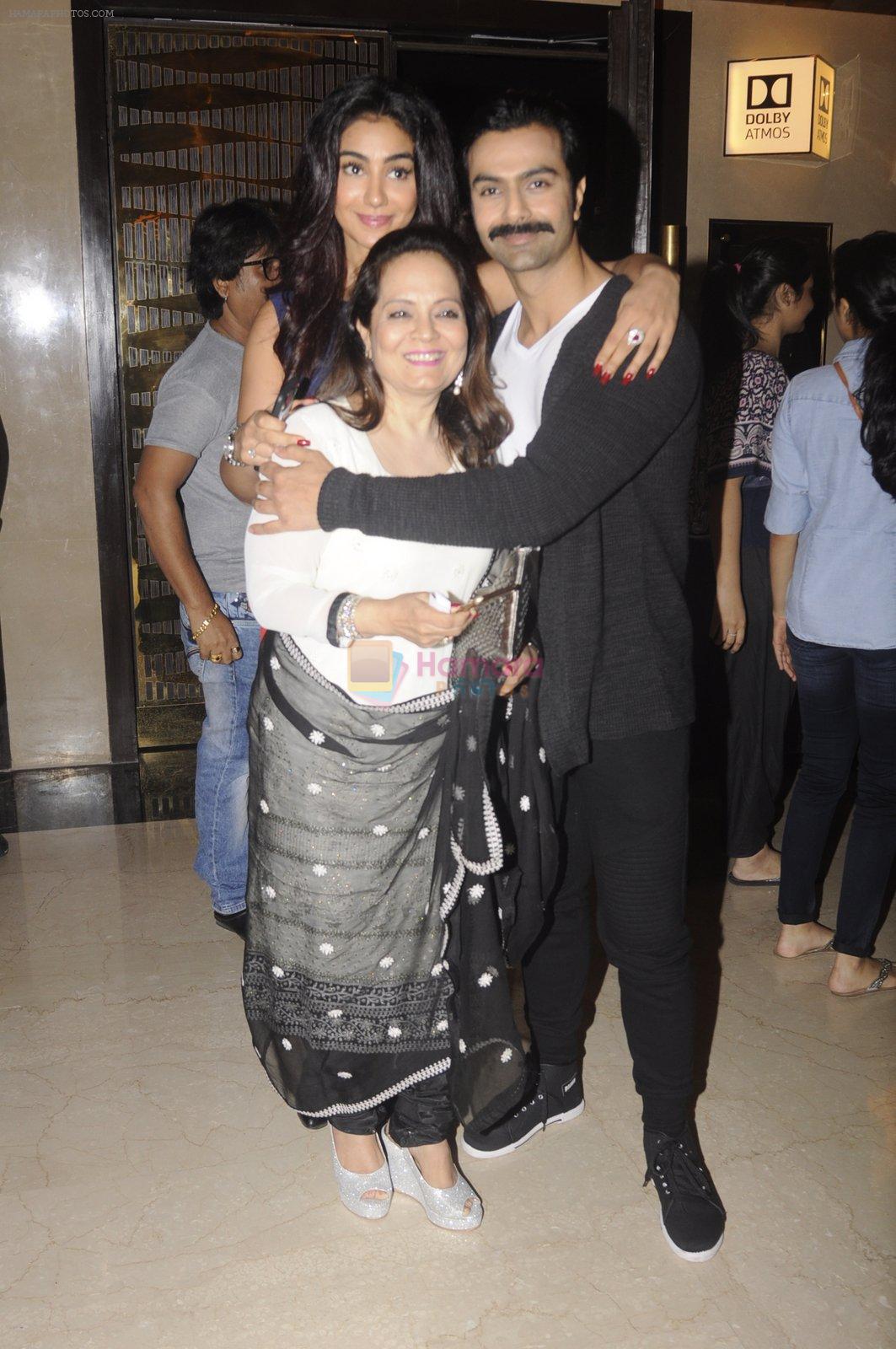 Ashmit Patel snapped with gf and mom at Dongri Ka Raja premiere on 10th Nov 2016