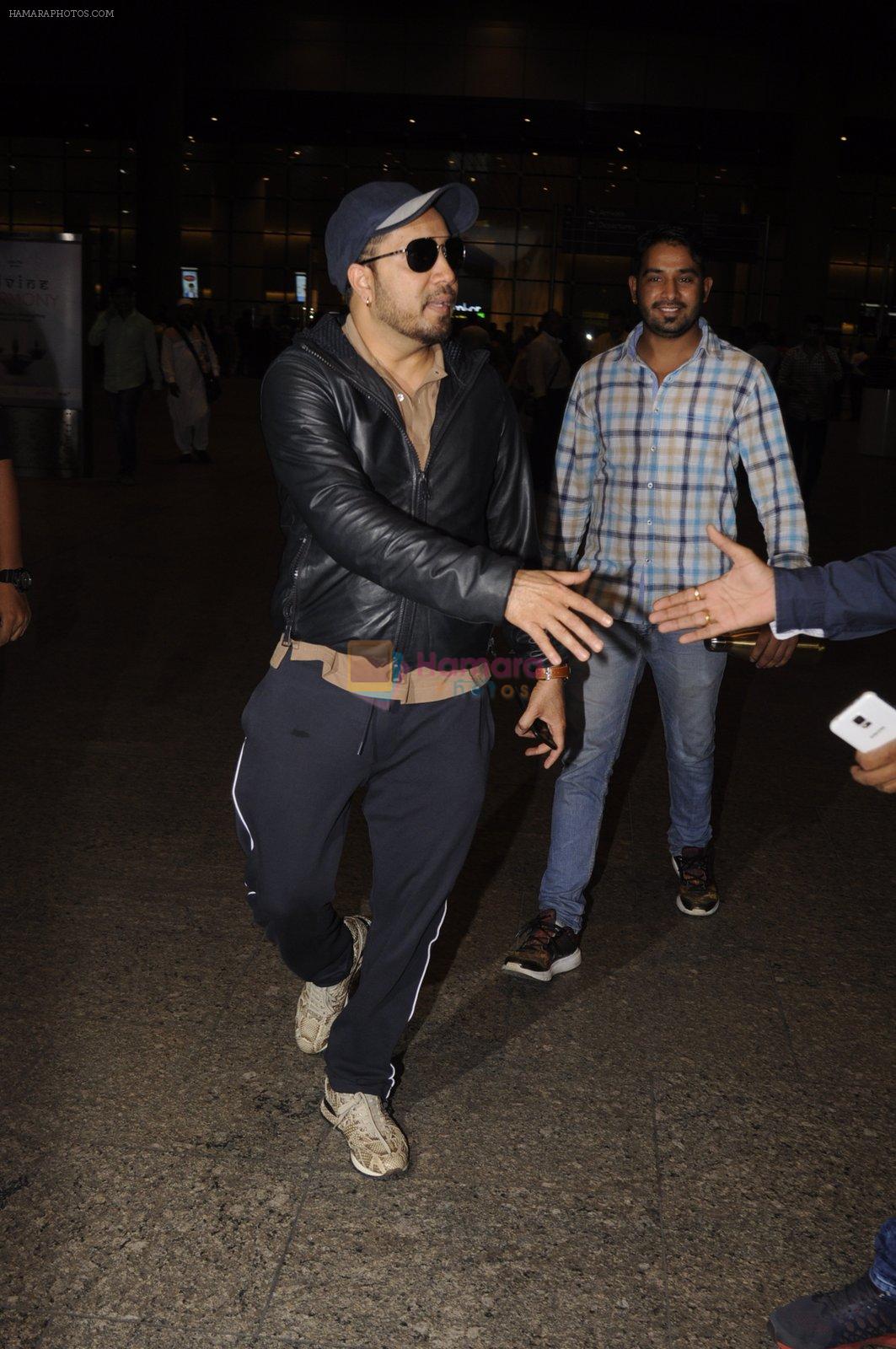 Mika Singh snapped at airport on 11th Nov 2016