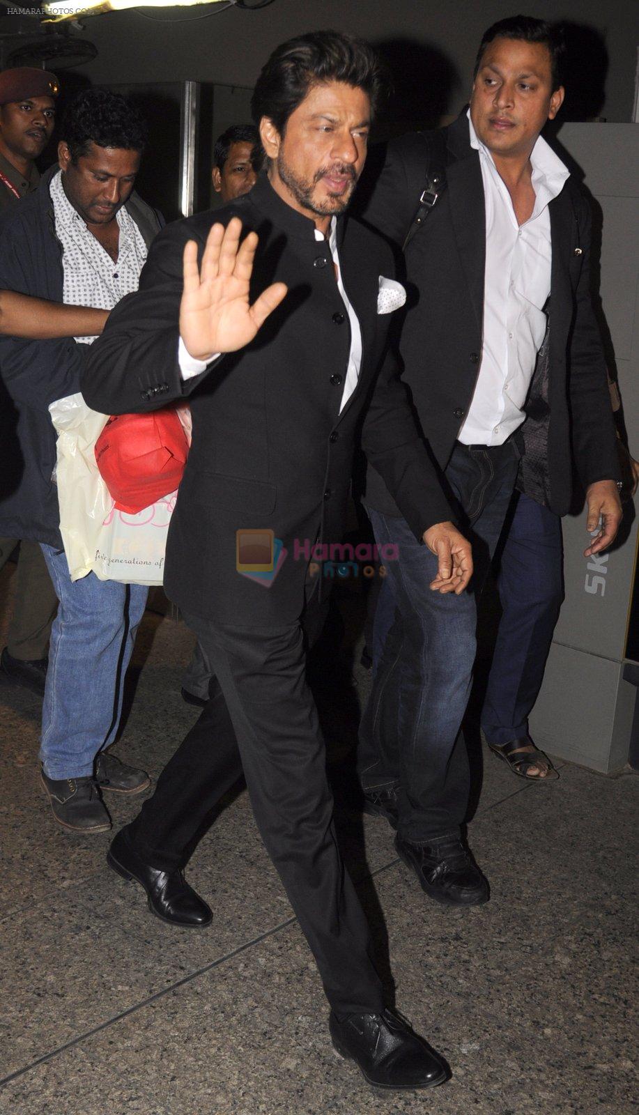 Shahrukh Khan snapped at airport on 11th Nov 2016