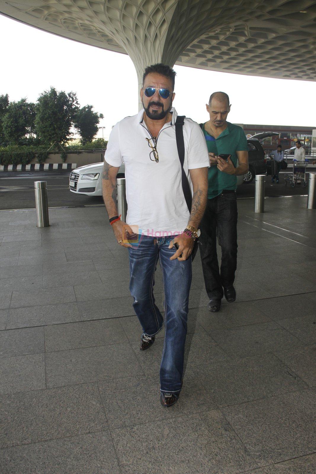 Sanjay Dutt snapped at airport on 11th Nov 2016