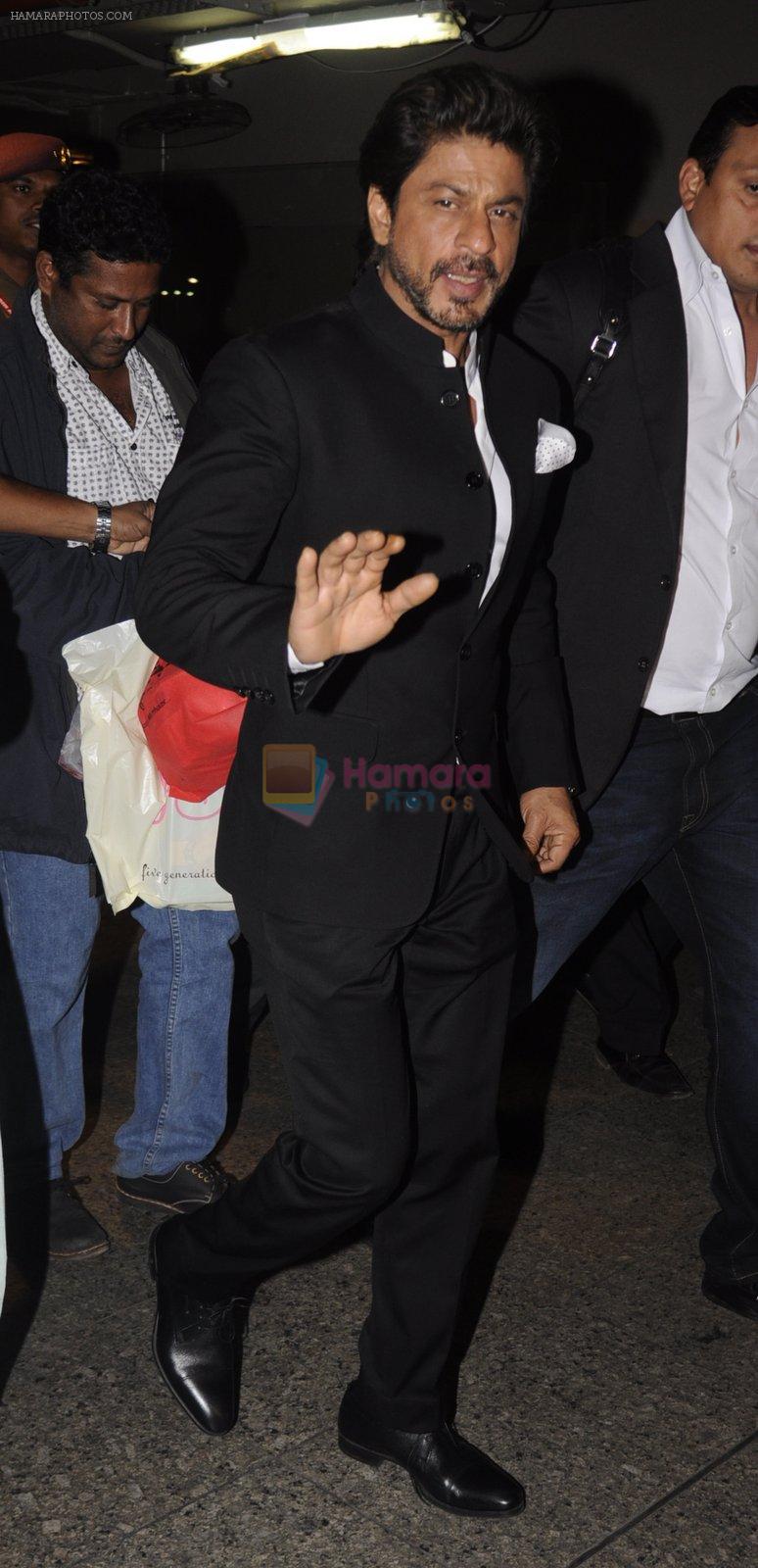 Shahrukh Khan snapped at airport on 11th Nov 2016