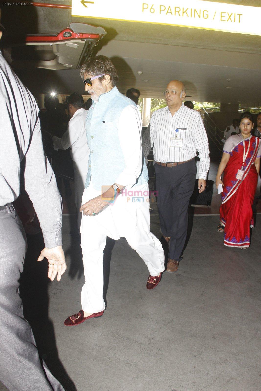 Amitabh Bachchan snapped at airport on 12th Nov 2016